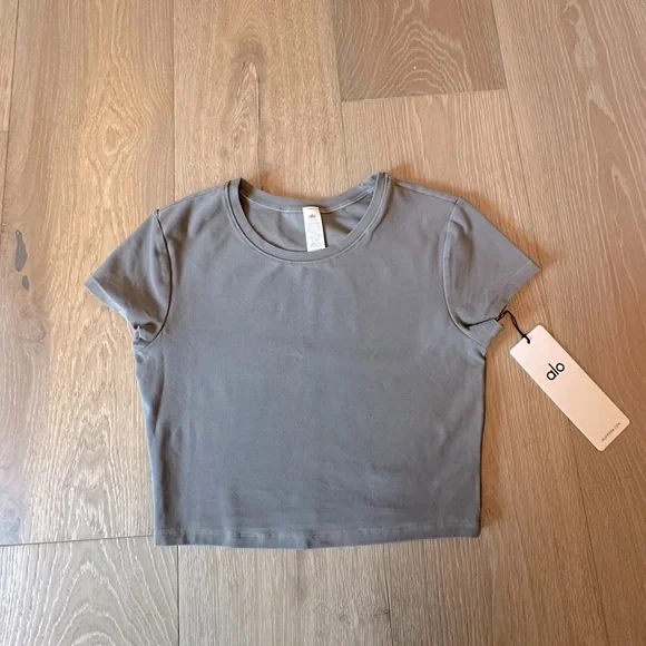 NWT 🌟 ALO Yoga alosoft crop finesse Short Sleeve Top - Picture 2 of 7
